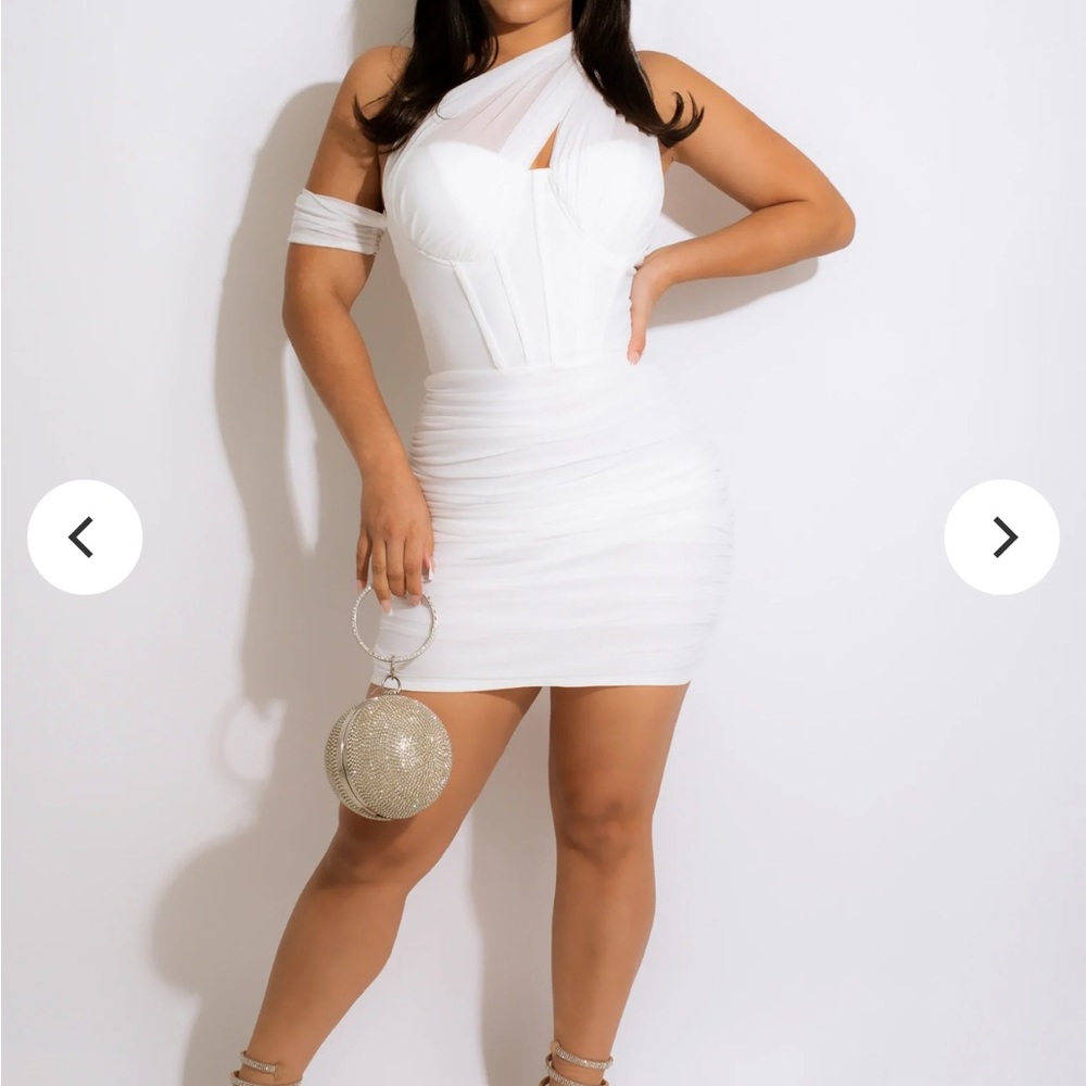 Color nude
Wear once 
Has stretch
Back zipper